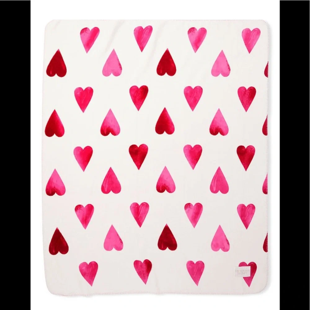 Victoria’s Secret Cozy Plush Fleece Heart Blanket NWT